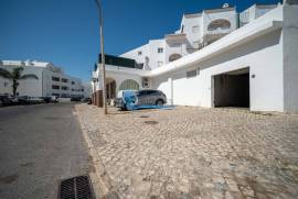 2+1 bedroom apartment in Albufeira, with fantastic potential and just 500m from the beach