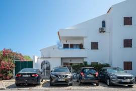 2+1 bedroom apartment in Albufeira, with fantastic potential and just 500m from the beach