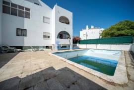 2+1 bedroom apartment in Albufeira, with fantastic potential and just 500m from the beach
