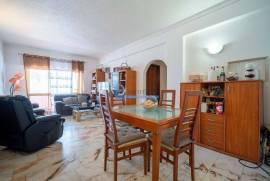 2+1 bedroom apartment in Albufeira, with fantastic potential and just 500m from the beach