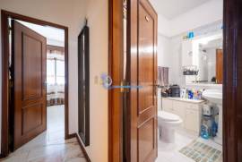 2+1 bedroom apartment in Albufeira, with fantastic potential and just 500m from the beach
