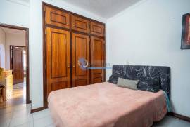 2+1 bedroom apartment in Albufeira, with fantastic potential and just 500m from the beach