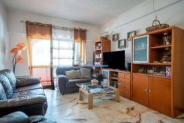 2+1 bedroom apartment in Albufeira, with fantastic potential and just 500m from the beach