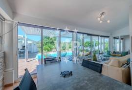 ALBUFEIRA - VILLA WITH  POOL AND LANDSCAPED GARDENS