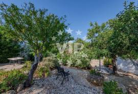ALBUFEIRA - VILLA WITH  POOL AND LANDSCAPED GARDENS
