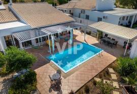 ALBUFEIRA - VILLA WITH  POOL AND LANDSCAPED GARDENS