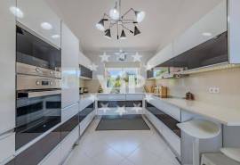 ALBUFEIRA - VILLA WITH  POOL AND LANDSCAPED GARDENS