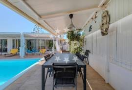 ALBUFEIRA - VILLA WITH  POOL AND LANDSCAPED GARDENS