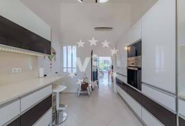 ALBUFEIRA - VILLA WITH  POOL AND LANDSCAPED GARDENS