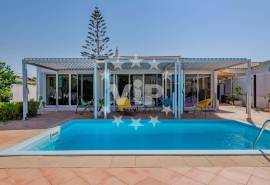 ALBUFEIRA - VILLA WITH  POOL AND LANDSCAPED GARDENS