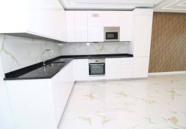 Refurbished 3 bedroom apartment facing the sea | garage | elevator | Sea view