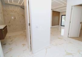 Refurbished 3 bedroom apartment facing the sea | garage | elevator | Sea view