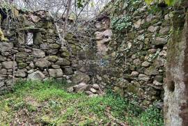 Land with ruin in Covas with magnificent views