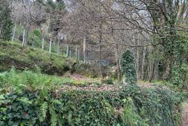 Land with ruin in Covas with magnificent views