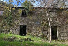 Land with ruin in Covas with magnificent views
