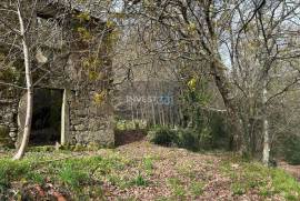 Land with ruin in Covas with magnificent views