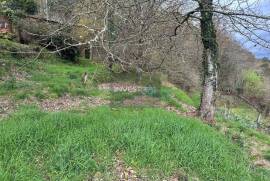 Land with ruin in Covas with magnificent views