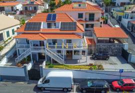 3 bedroom villa with independent 1 bedroom apartment and views of Funchal bay.