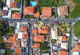 3 bedroom villa with independent 1 bedroom apartment and views of Funchal bay.