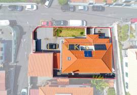 3 bedroom villa with independent 1 bedroom apartment and views of Funchal bay.