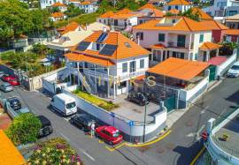 3 bedroom villa with independent 1 bedroom apartment and views of Funchal bay.