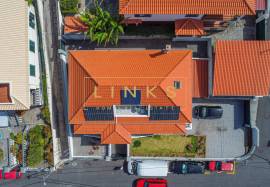 3 bedroom villa with independent 1 bedroom apartment and views of Funchal bay.