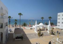 Refurbished apartment with sea view of 180 located on the Calçadão de Quarteira