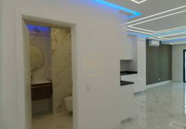 Refurbished apartment with sea view of 180 located on the Calçadão de Quarteira