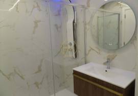 Refurbished apartment with sea view of 180 located on the Calçadão de Quarteira