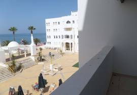 Refurbished apartment with sea view of 180 located on the Calçadão de Quarteira