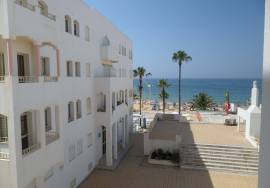 Refurbished apartment with sea view of 180 located on the Calçadão de Quarteira