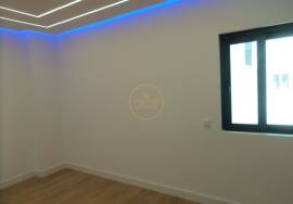 Refurbished apartment with sea view of 180 located on the Calçadão de Quarteira