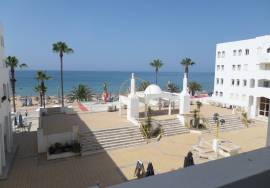 Refurbished apartment with sea view of 180 located on the Calçadão de Quarteira