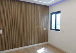 Refurbished apartment with sea view of 180 located on the Calçadão de Quarteira