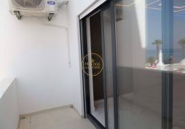 Refurbished apartment with sea view of 180 located on the Calçadão de Quarteira