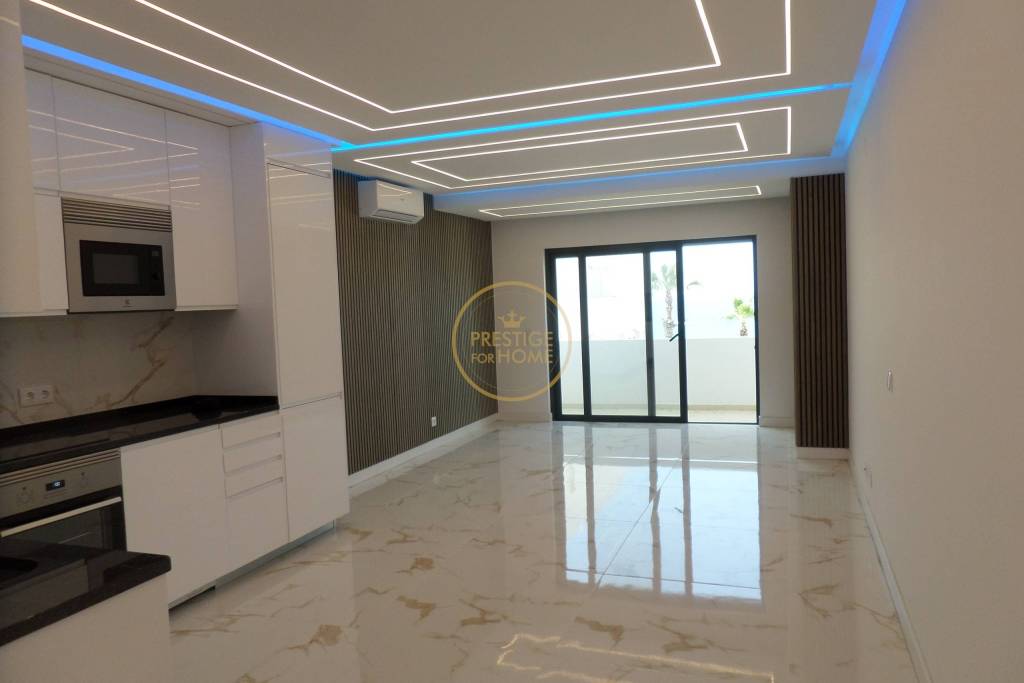 Refurbished apartment with sea view of 180 located on the Calçadão de Quarteira