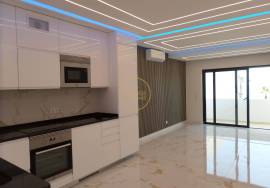 Refurbished apartment with sea view of 180 located on the Calçadão de Quarteira