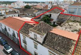 Unique Investment Opportunity: 11 Residential and 2 Commercial Spaces l Lagoa