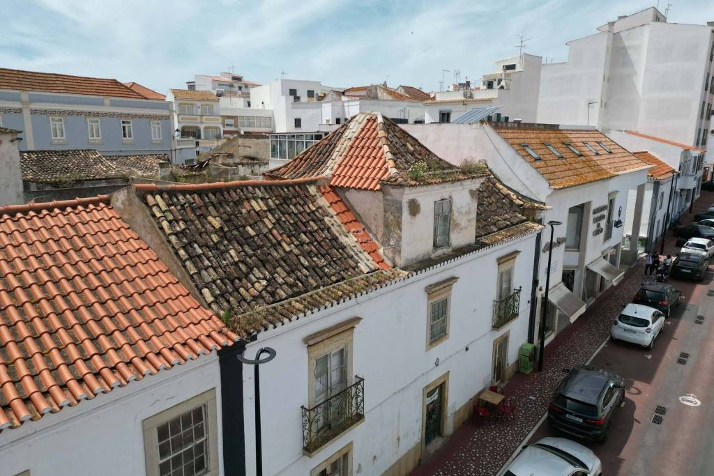 Unique Investment Opportunity: 11 Residential and 2 Commercial Spaces l Lagoa