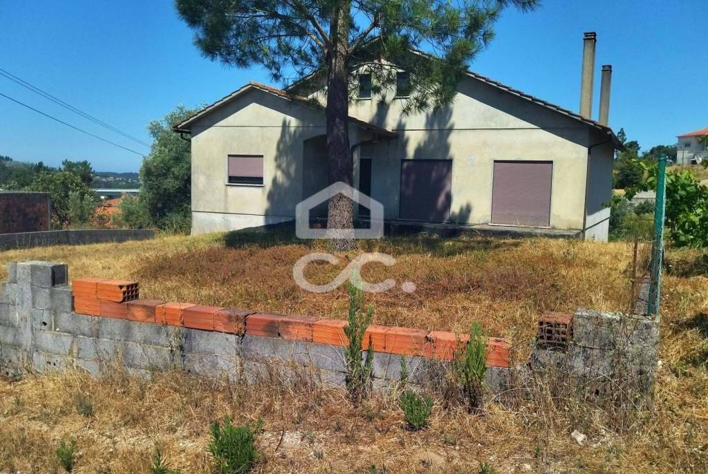 Unfinished house on a 820m2 plot.