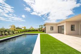 Faro – 4-bedroom villa in private condominium