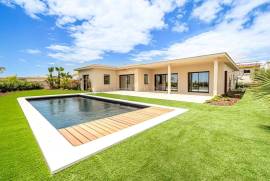 Faro – 4-bedroom villa in private condominium