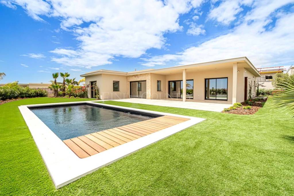 Faro – 4-bedroom villa in private condominium