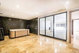 Faro – 4-bedroom villa in private condominium