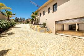 Faro – 4-bedroom villa in private condominium