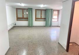 Commercial premises for sale with mezzanine. Possibility of housing.