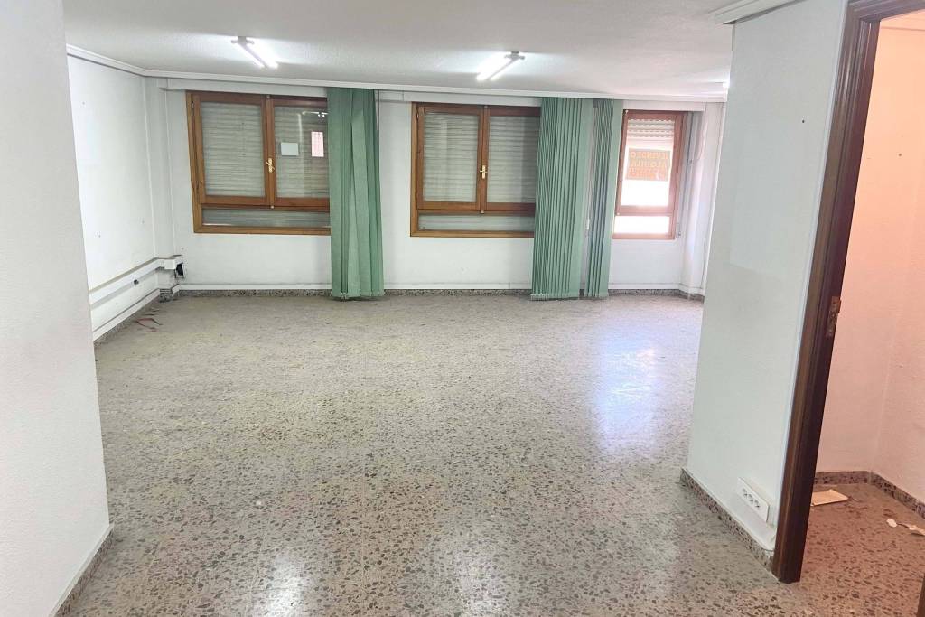 Commercial premises for sale with mezzanine. Possibility of housing.