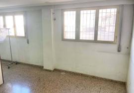 Commercial premises for sale with mezzanine. Possibility of housing.