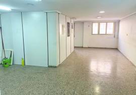 Commercial premises for sale with mezzanine. Possibility of housing.