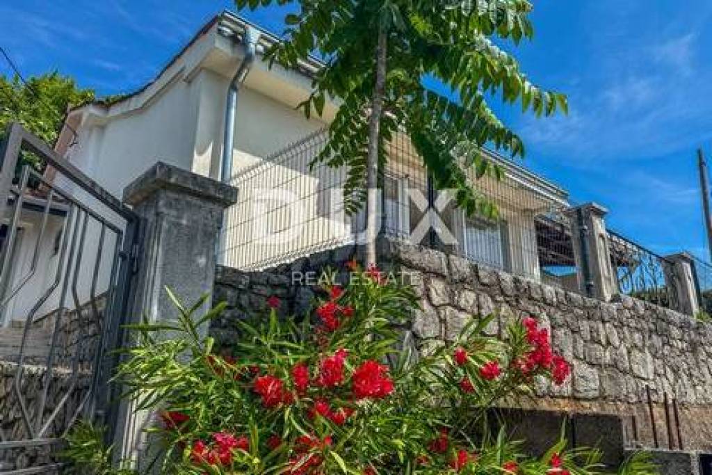 OPATIJA, CENTER - long-term rent of a house in the center of Opatija, two separate units and a beautiful view of the sea